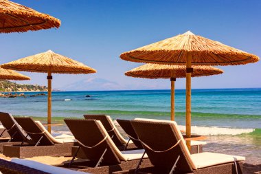Zakynthos, Porto Zorro sahilinde güneş banyosu ve şemsiyeli yaz sahnesi