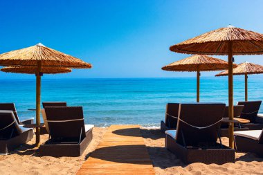 Zakynthos, Porto Zorro sahilinde güneş banyosu ve şemsiyeli yaz sahnesi