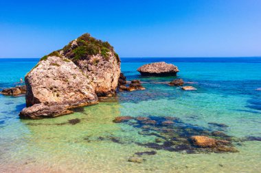 Zakynthos Porto Zorro plajlarından birinin güzel güneşli manzarası, Yunanistan