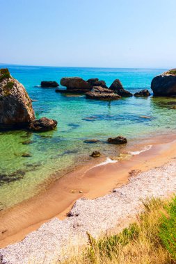 Zakynthos Porto Zorro plajlarından birinin güzel güneşli manzarası, Yunanistan