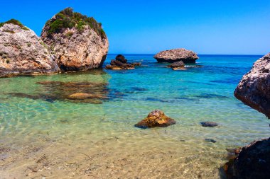 Zakynthos Porto Zorro plajlarından birinin güzel güneşli manzarası, Yunanistan