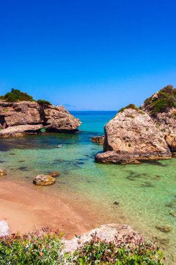 Zakynthos Porto Zorro plajlarından birinin güzel güneşli manzarası, Yunanistan