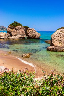 Zakynthos Porto Zorro plajlarından birinin güzel güneşli manzarası, Yunanistan