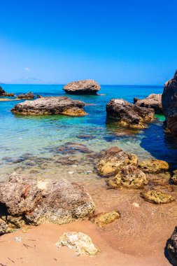 Zakynthos Porto Zorro plajlarından birinin güzel güneşli manzarası, Yunanistan