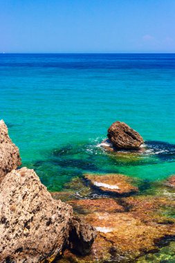 Zakynthos Porto Zorro plajlarından birinin güzel güneşli manzarası, Yunanistan