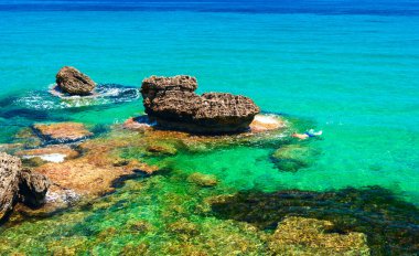 Zakynthos Porto Zorro plajlarından birinin güzel güneşli manzarası, Yunanistan