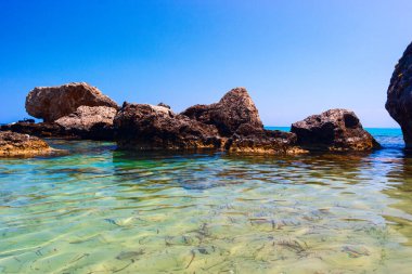 Zakynthos Porto Zorro plajlarından birinin güzel güneşli manzarası, Yunanistan