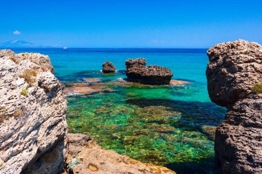 Zakynthos Porto Zorro plajlarından birinin güzel güneşli manzarası, Yunanistan