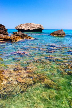 Zakynthos Porto Zorro plajlarından birinin güzel güneşli manzarası, Yunanistan
