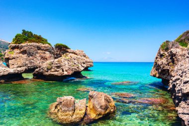 Zakynthos Porto Zorro plajlarından birinin güzel güneşli manzarası, Yunanistan