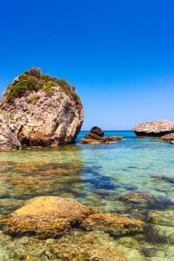 Zakynthos Porto Zorro plajlarından birinin güzel güneşli manzarası, Yunanistan