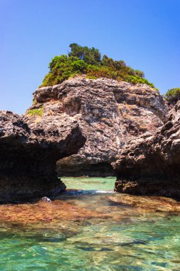 Zakynthos Porto Zorro plajlarından birinin güzel güneşli manzarası, Yunanistan