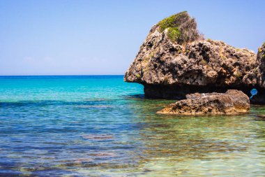 Zakynthos Porto Zorro plajlarından birinin güzel güneşli manzarası, Yunanistan