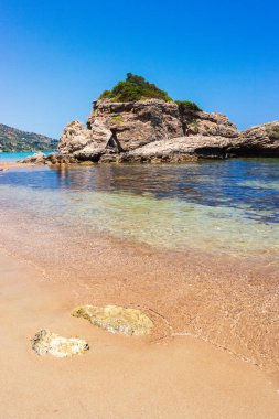 Zakynthos Porto Zorro plajlarından birinin güzel güneşli manzarası, Yunanistan