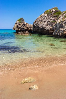 Zakynthos Porto Zorro plajlarından birinin güzel güneşli manzarası, Yunanistan