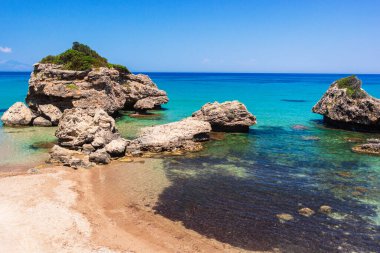 Zakynthos Porto Zorro plajlarından birinin güzel güneşli manzarası, Yunanistan