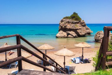 Zakynthos Porto Zorro plajlarından birinin güzel güneşli manzarası, Yunanistan