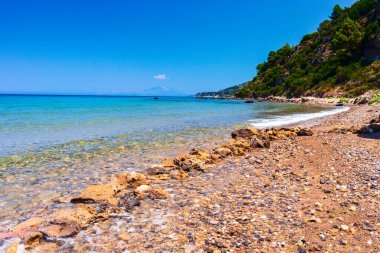 Zakynthos Porto Zorro plajlarından birinin güzel güneşli manzarası, Yunanistan
