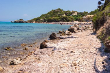 Zakynthos Porto Zorro plajlarından birinin güzel güneşli manzarası, Yunanistan