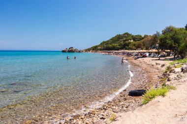 Zakynthos Porto Zorro plajlarından birinin güzel güneşli manzarası, Yunanistan