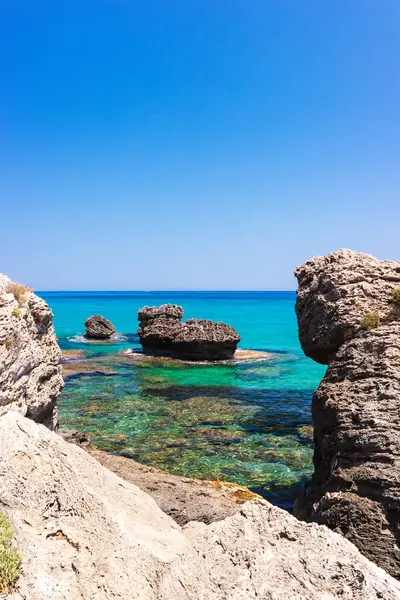 Zakynthos Porto Zorro plajlarından birinin güzel güneşli manzarası, Yunanistan