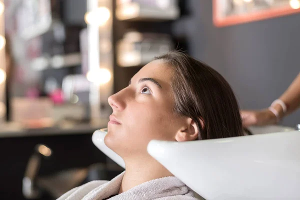 Junge Frau Beim Haarewaschen Salon Friseurkonzept — Stockfoto