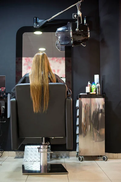 Friseur Arbeitsplatz Färben Und Haarschnitt Inhalt Frau Mit Geteilten Haaren — Stockfoto