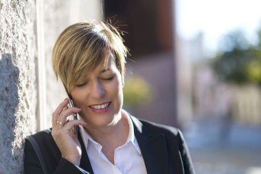 İş kadını, sabah işe gidip gelirken bir telefon görüşmesi yapıyor.