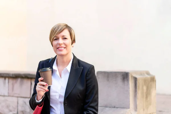 Femme Affaires Debout Extérieur Tenant Emporter Café Tout Regardant Caméra — Photo