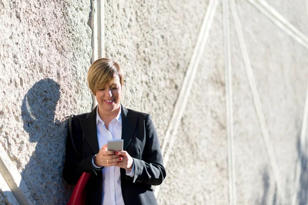 Mujer Negocios Pie Aire Libre Mientras Usa Teléfono Inteligente — Foto de Stock