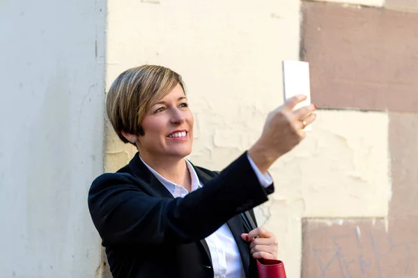 Glimlachende Zakenvrouw Staan Buiten Terwijl Het Nemen Van Een Selfie — Stockfoto