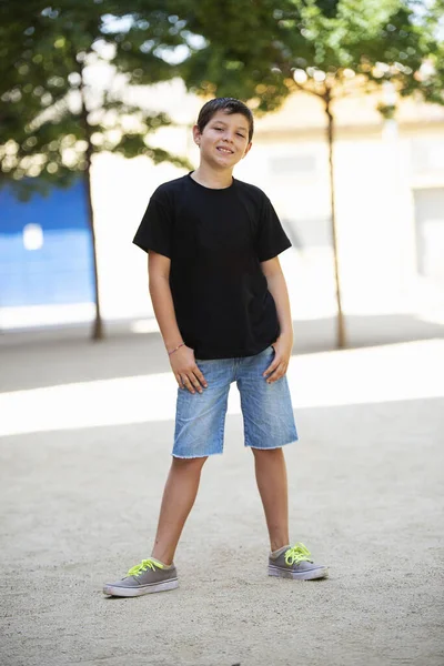 Adolescente Shorts Pretos Camiseta Preta Enquanto Olha Para Câmera — Fotografia de Stock