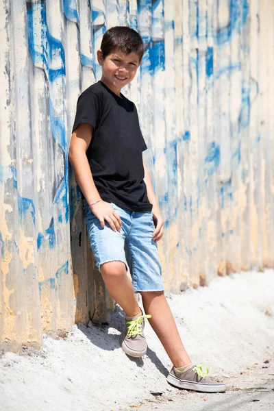 Niño Pantalones Cortos Camiseta Negra Apoyado Una Pared Aire Libre — Foto de Stock