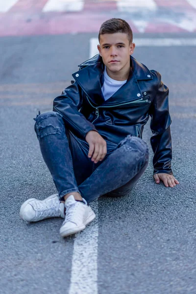 Sokakta Asfaltta Oturan Bir Gencin Portresi Deri Ceket Giymiş Kameraya — Stok fotoğraf