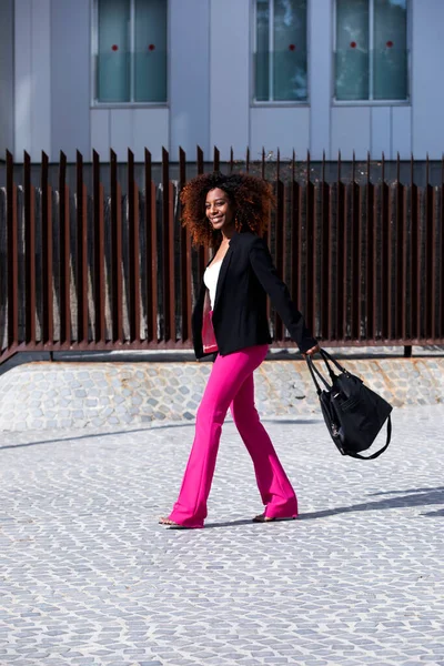 Uma Mulher Afro Americana Com Bolsa Posando Rua — Fotografia de Stock