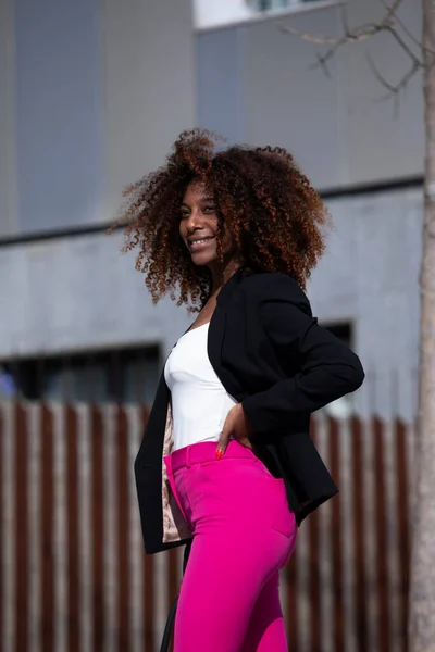 Een Afro Amerikaanse Vrouw Met Handtas Poseren Straat — Stockfoto