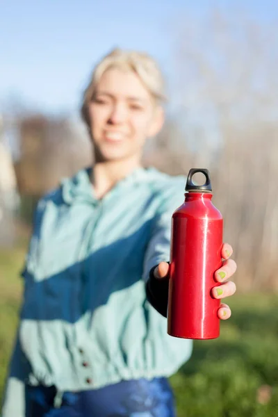 Счастливая Улыбающаяся Спортсменка Передает Бутылку Водой Камеру — стоковое фото