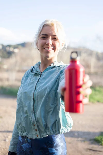 Una Feliz Deportista Sonriente Pasando Una Botella Agua Cámara —  Fotos de Stock