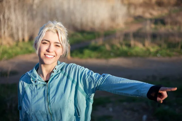 Gülümseyen Sportif Bir Kadın Uzaktan Izliyor Işaret Ediyor — Stok fotoğraf