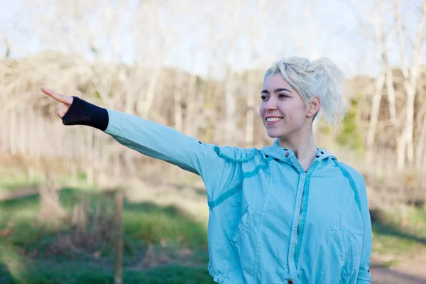 Gülümseyen Sportif Bir Kadın Uzaktan Izliyor Işaret Ediyor — Stok fotoğraf