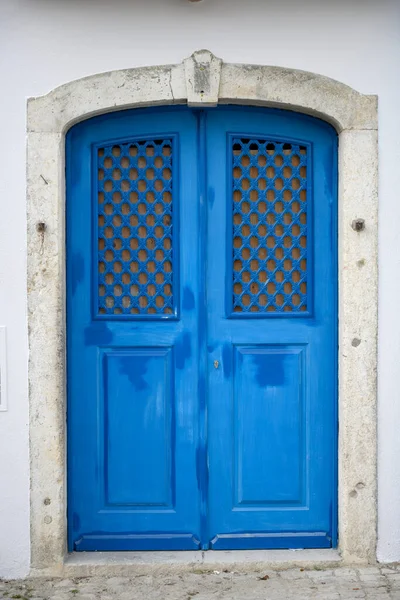 Buzlu Camlı Pencereli Eski Mavi Ahşap Kapının Önü — Stok fotoğraf