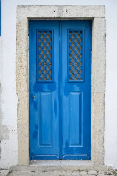 Buzlu Camlı Pencereli Eski Mavi Ahşap Kapının Önü — Stok fotoğraf