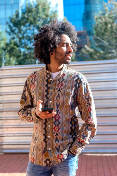 Afro Mann Benutzte Handy Auf Straße — Stockfoto