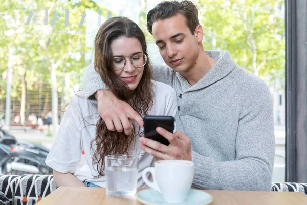 在酒厂酒吧看手机的快乐夫妻 坐在外面笑着看智能手机的女人和男人 生活方式和科技概念 — 图库照片