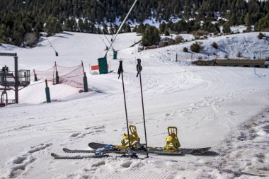 Kayak direkleri karda sıkıştı ve kayak takımları onların yanında.