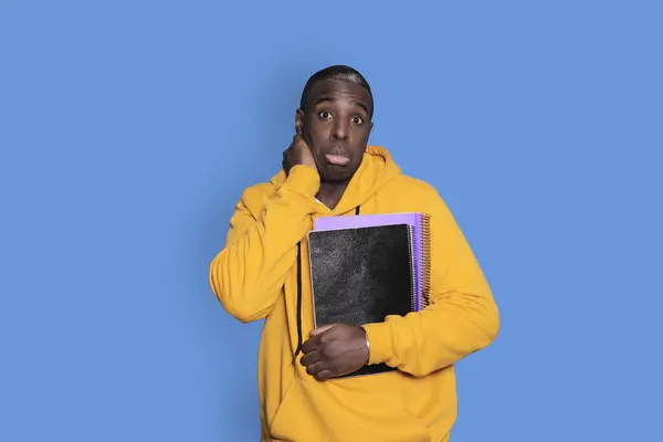 Jovem Negro Segurando Cadernos Fundo Azul Enquanto Olha Para Câmera — Fotografia de Stock