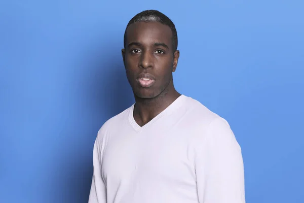 Portret Wesołego Młodego Afrykańsko Amerykańskiego Faceta Ubranego Biały Luźny Sweter — Zdjęcie stockowe