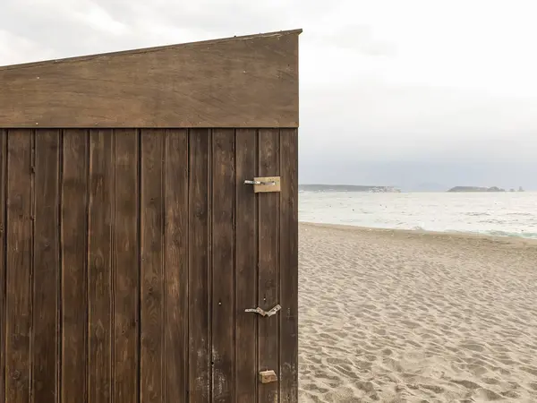 Samotne Drewniane Drzwi Kabiny Stoją Spokojnej Plaży Ciemne Drewno Uderza Zdjęcia Stockowe bez tantiem