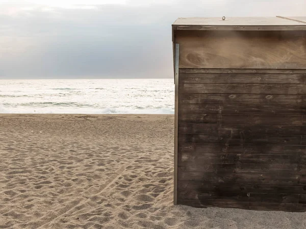 Одинокі Дерев Яні Двері Кабіни Стоять Тихому Пляжі Його Темні Стокова Картинка