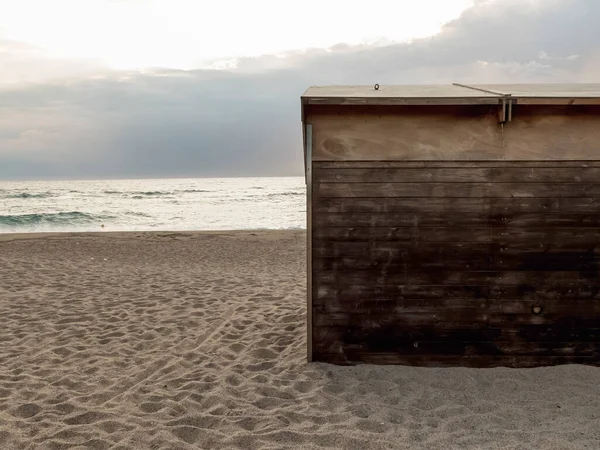 Uma Porta Cabine Madeira Solitária Fica Uma Praia Tranquila Suas Fotos De Bancos De Imagens